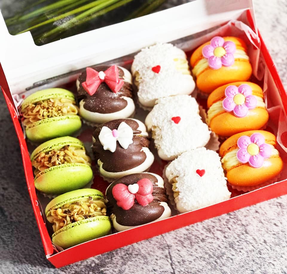 Macarons-box-12 pc